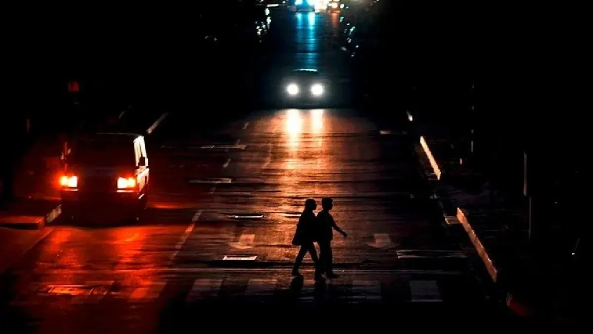 Apagón Nacional Afecta a España: El Gobierno Llama a la Precaución Mientras Investiga la Causa