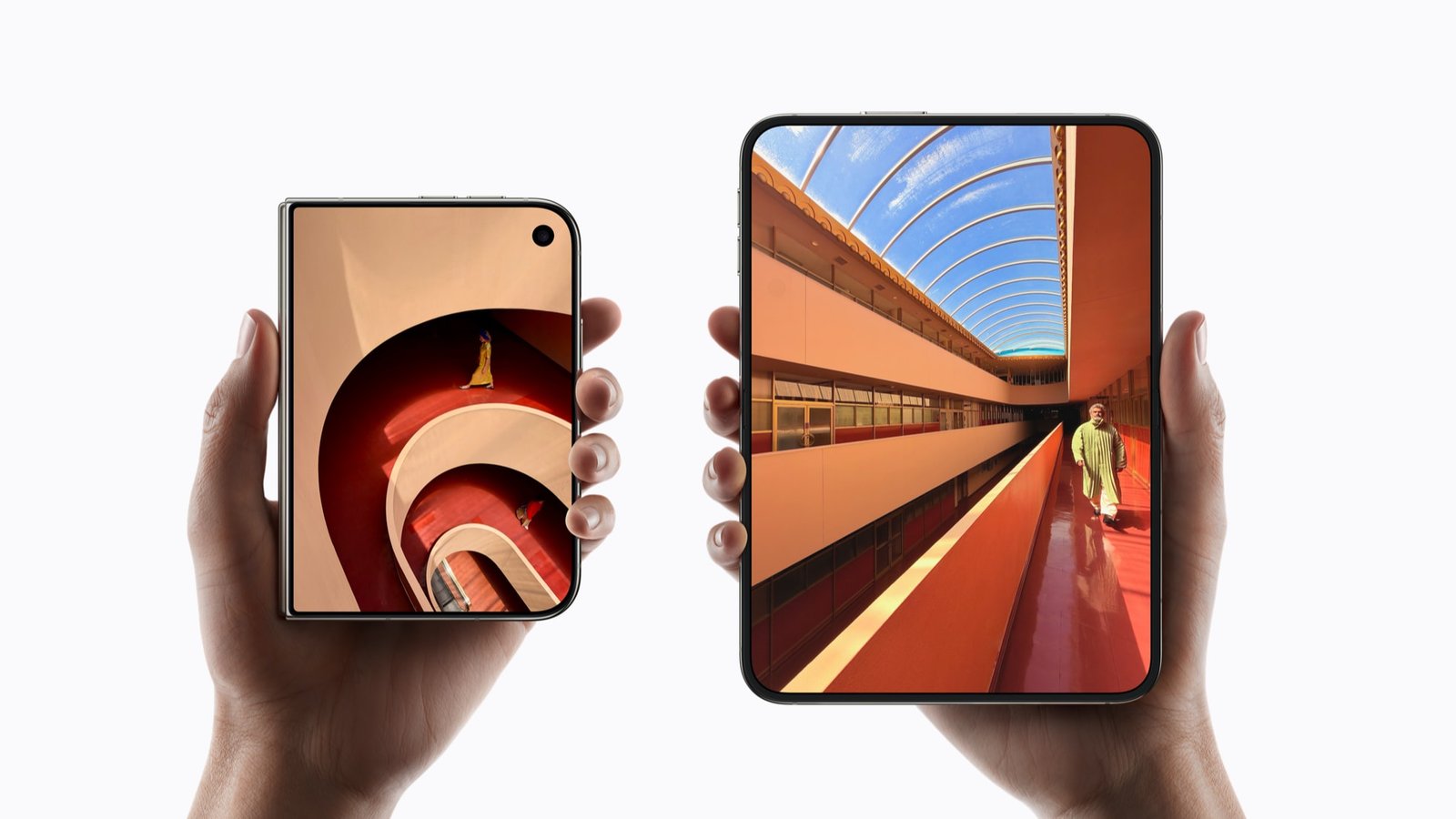 Dos manos sujetan dos iPhone Duo: uno cerrado, del tamaño de un pasaporte, y otro abierto con la pantalla interior de 7,6 pulgadas