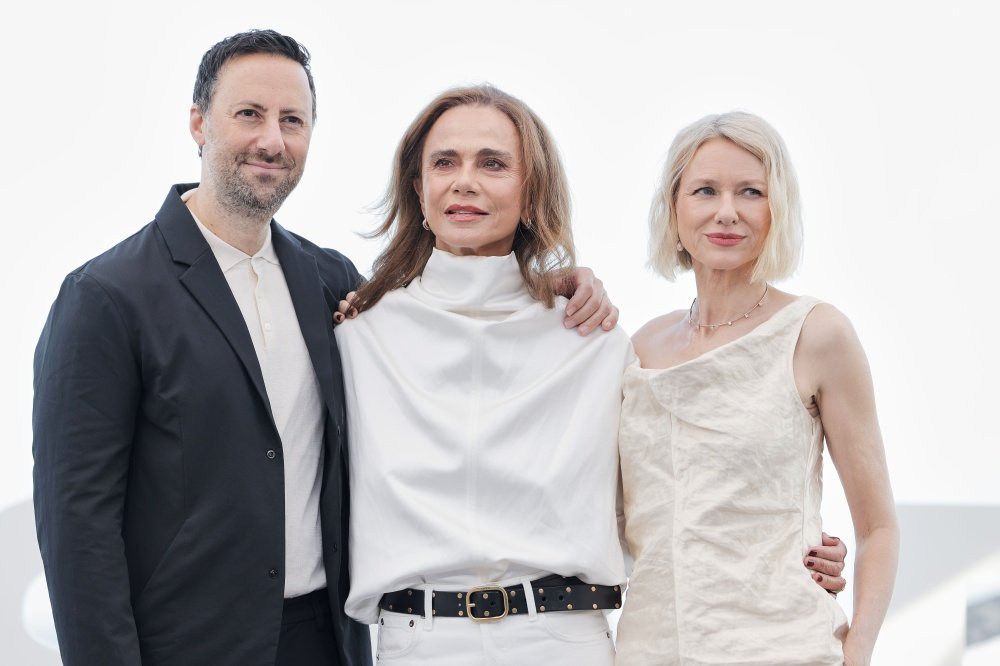 Ben Shirinian, Lena Olin y Naomi Watts en el photocall de The Housewife (La esposa perfecta), la pelicula proyectada tras recibir Watts el Premio Donostia