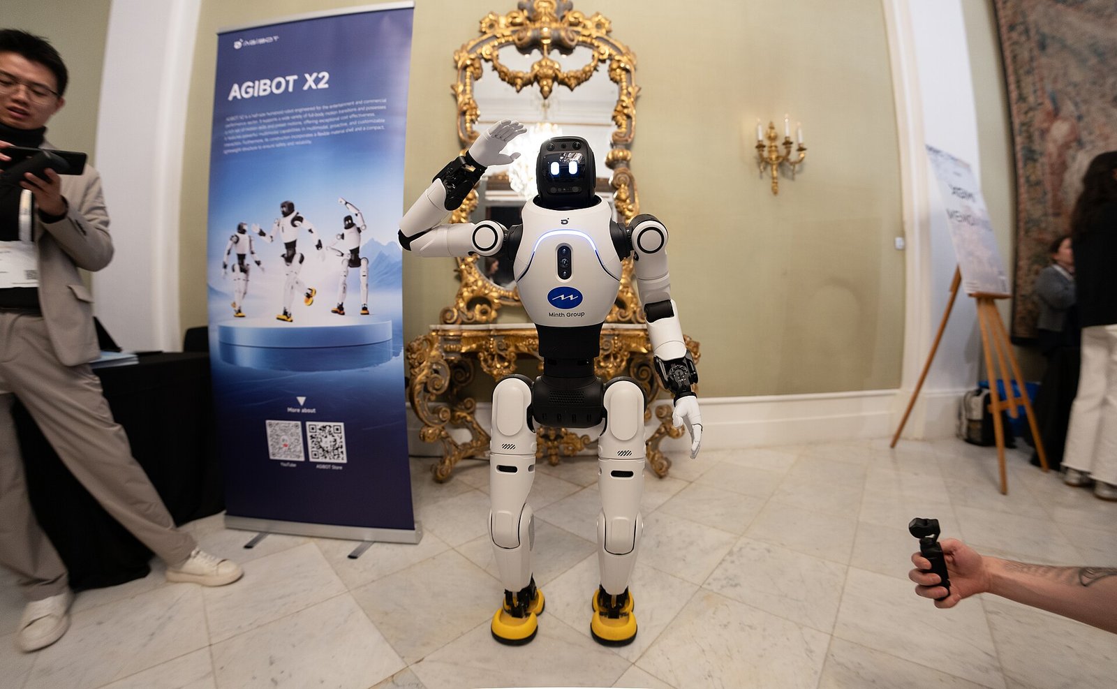 El robot humanoide AGIBOT X2 expuesto en el Mobile World Congress 2026; AGIBOT es una de las empresas chinas que tenía en marcha su salida a bolsa