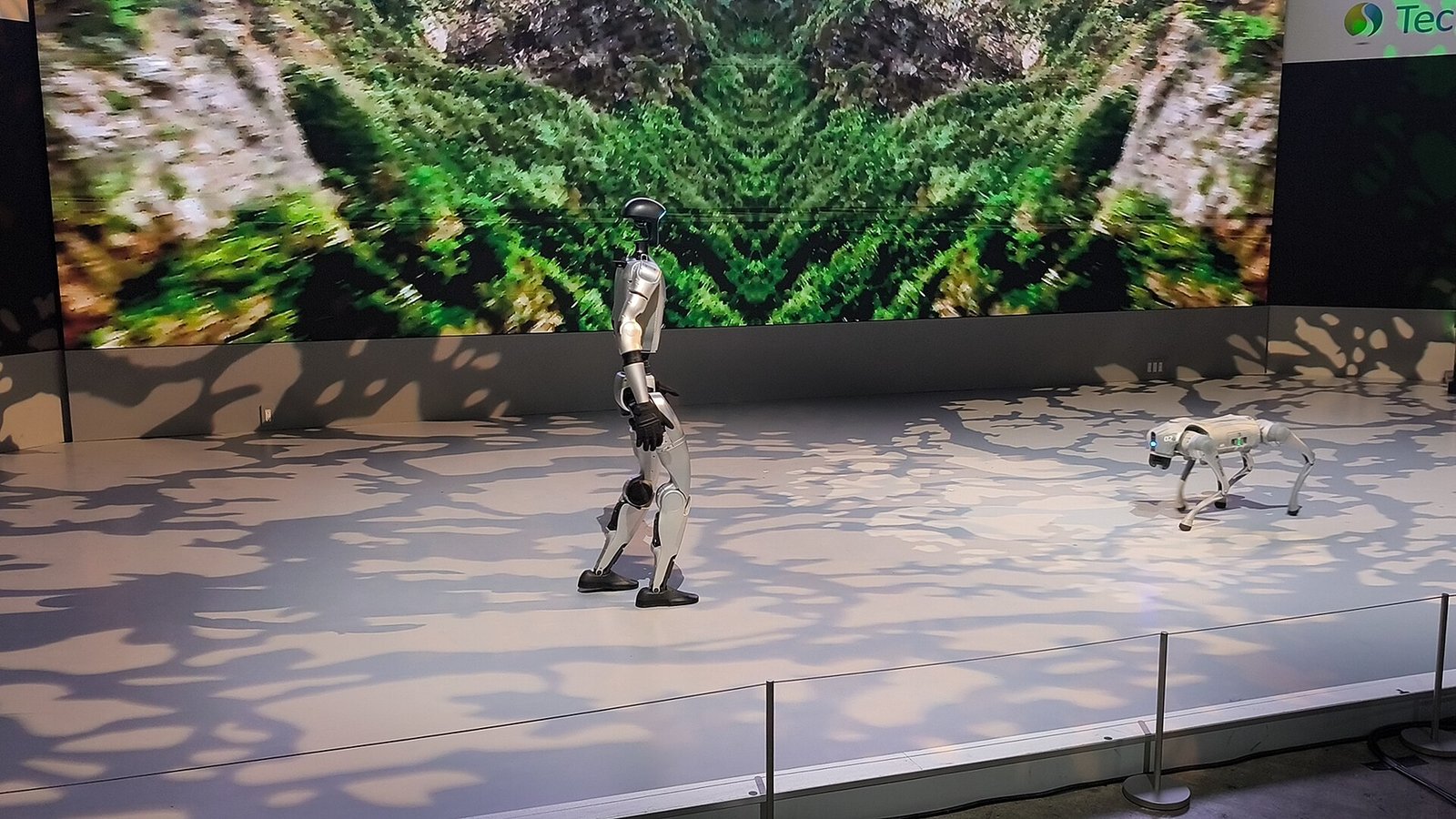 Stand de robótica de la zona Tokyo Future Tour 2035 en el Japan Mobility Show 2025, con robots de Unitree en exposición durante el auge de inversión en la robótica china