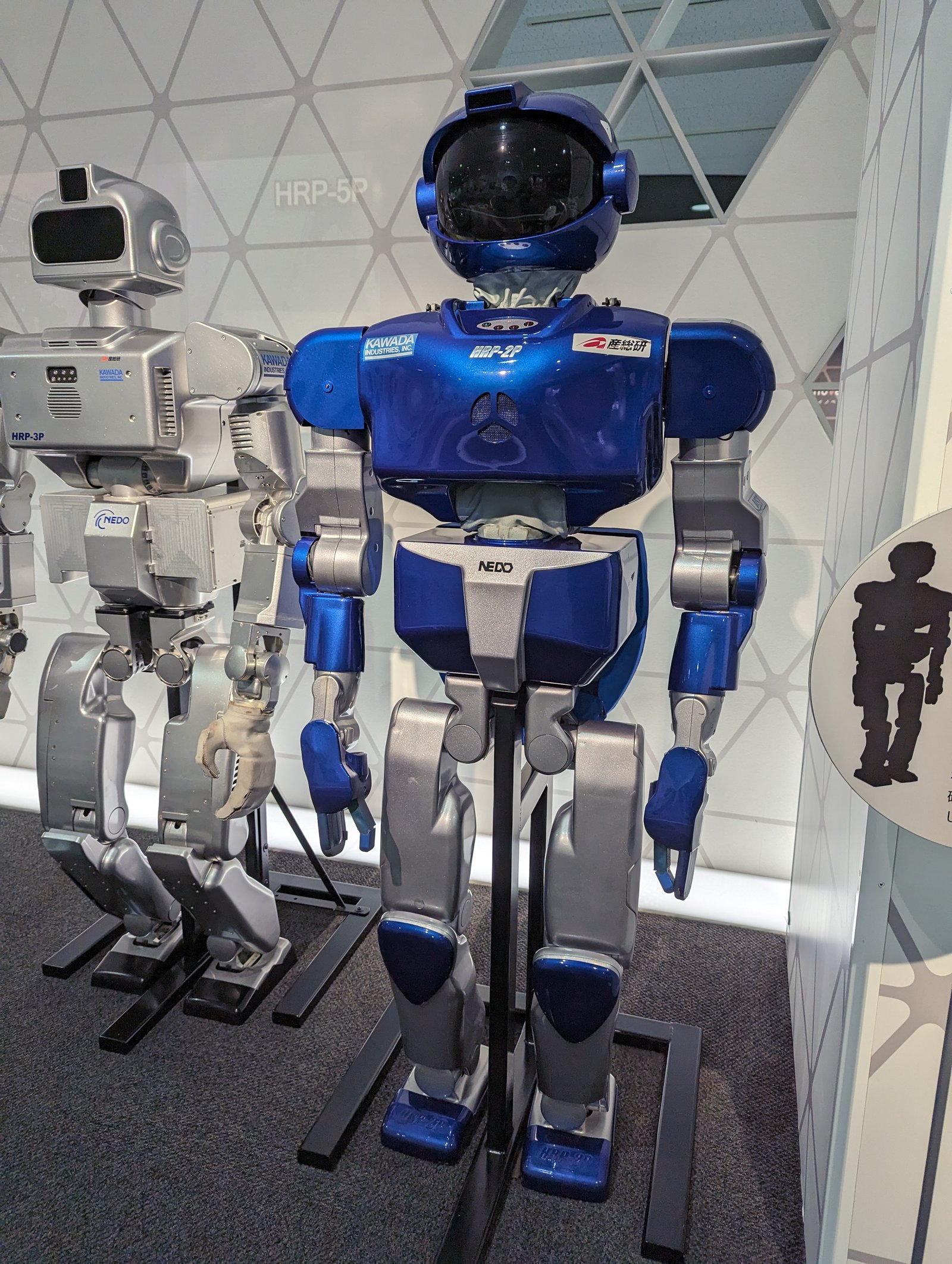 Robot humanoide en un espacio público