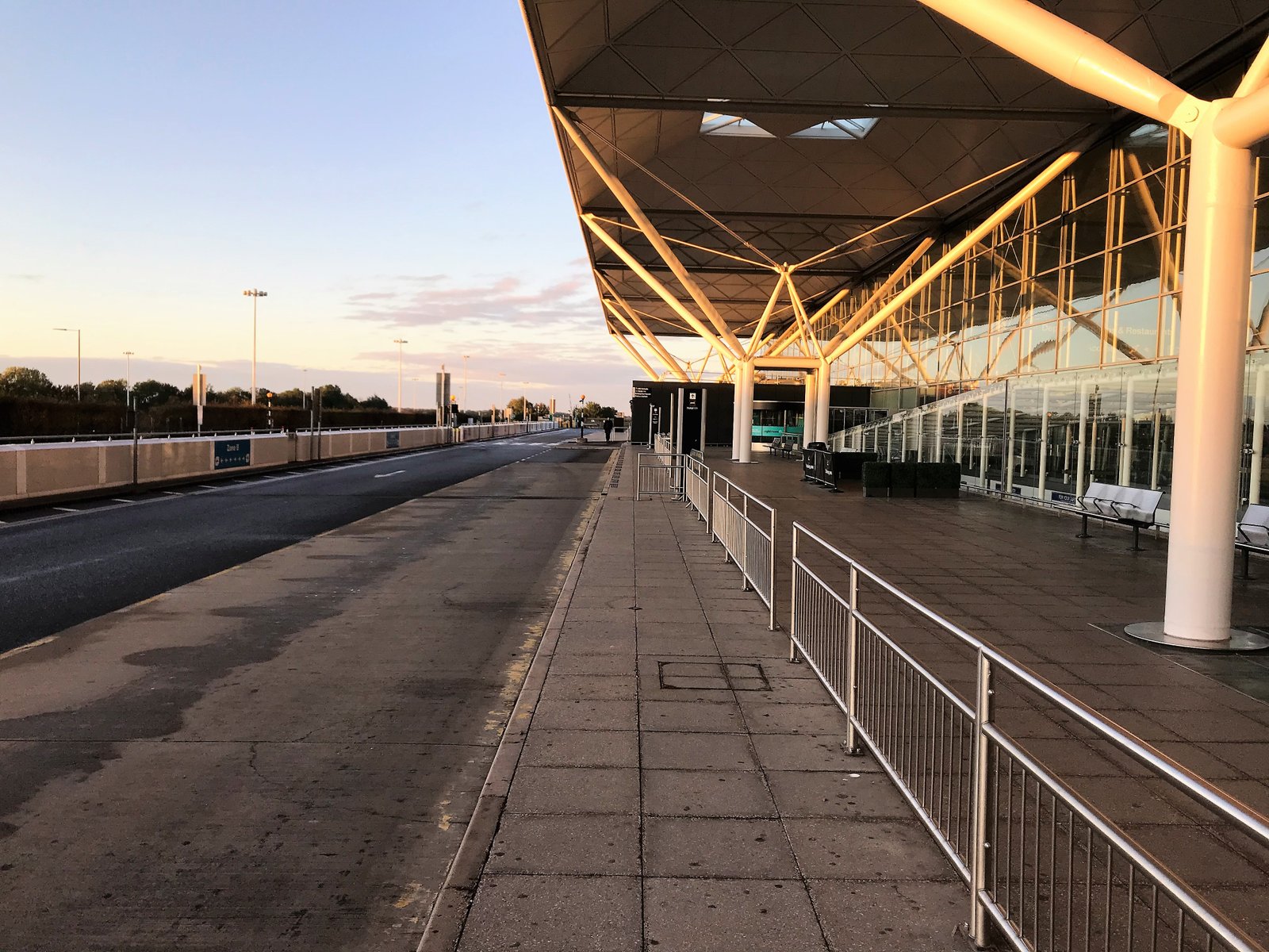 Terminal desierta del aeropuerto de Londres-Stansted
