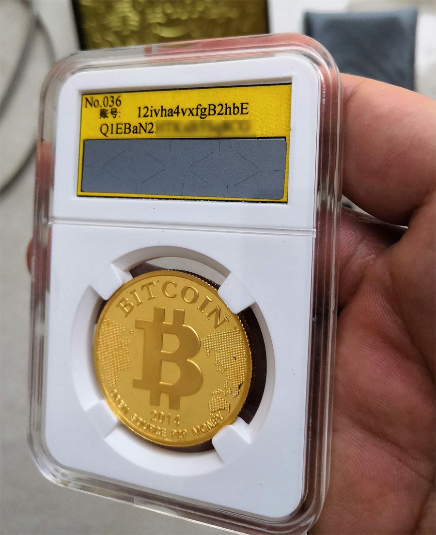 Bitcoin físico de oro puro acuñado en 2014, uno de los coleccionables de la comunidad. Fuente: Wikimedia Commons (CC0)