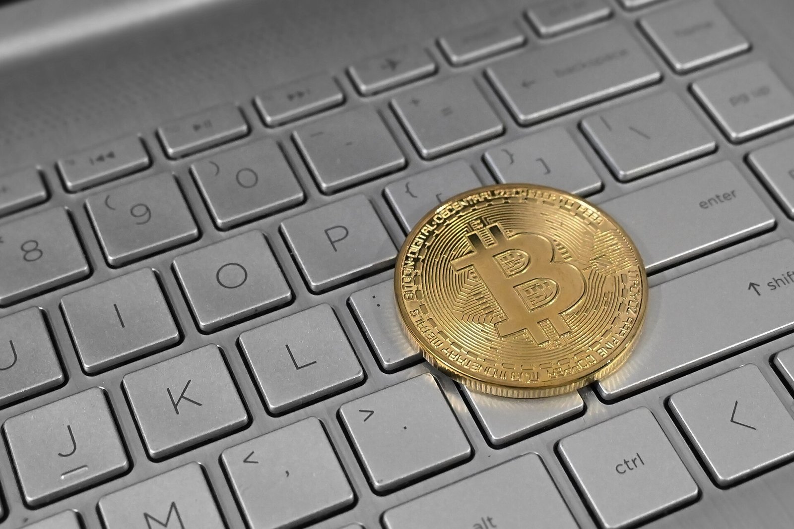 Símbolo de bitcoin sobre un teclado de portátil, usado para firmar transacciones digitales. Fuente: Wikimedia Commons (CC BY 2.0, Satheesh Sankaran)