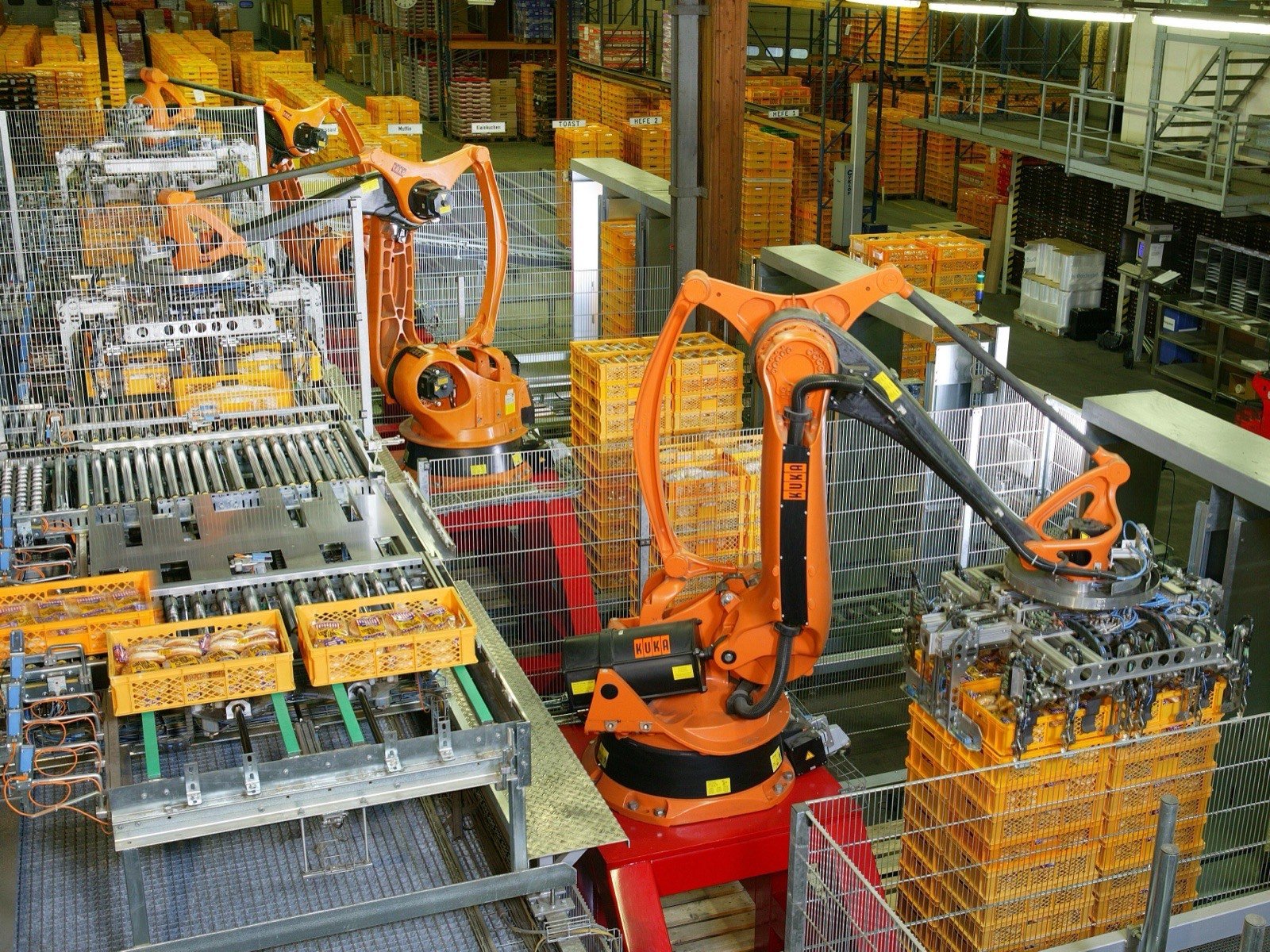 Robot de paletizado trabajando en una fábrica