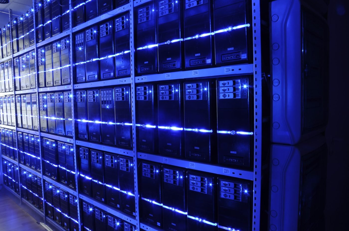 Salas de servidores de un centro de datos: Azure prioriza la carga de IA sobre el streaming de juegos (Wikimedia Commons)
