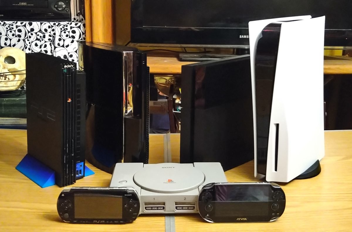 Familia de consolas PlayStation, de la original a la PS5 (Wikimedia Commons)