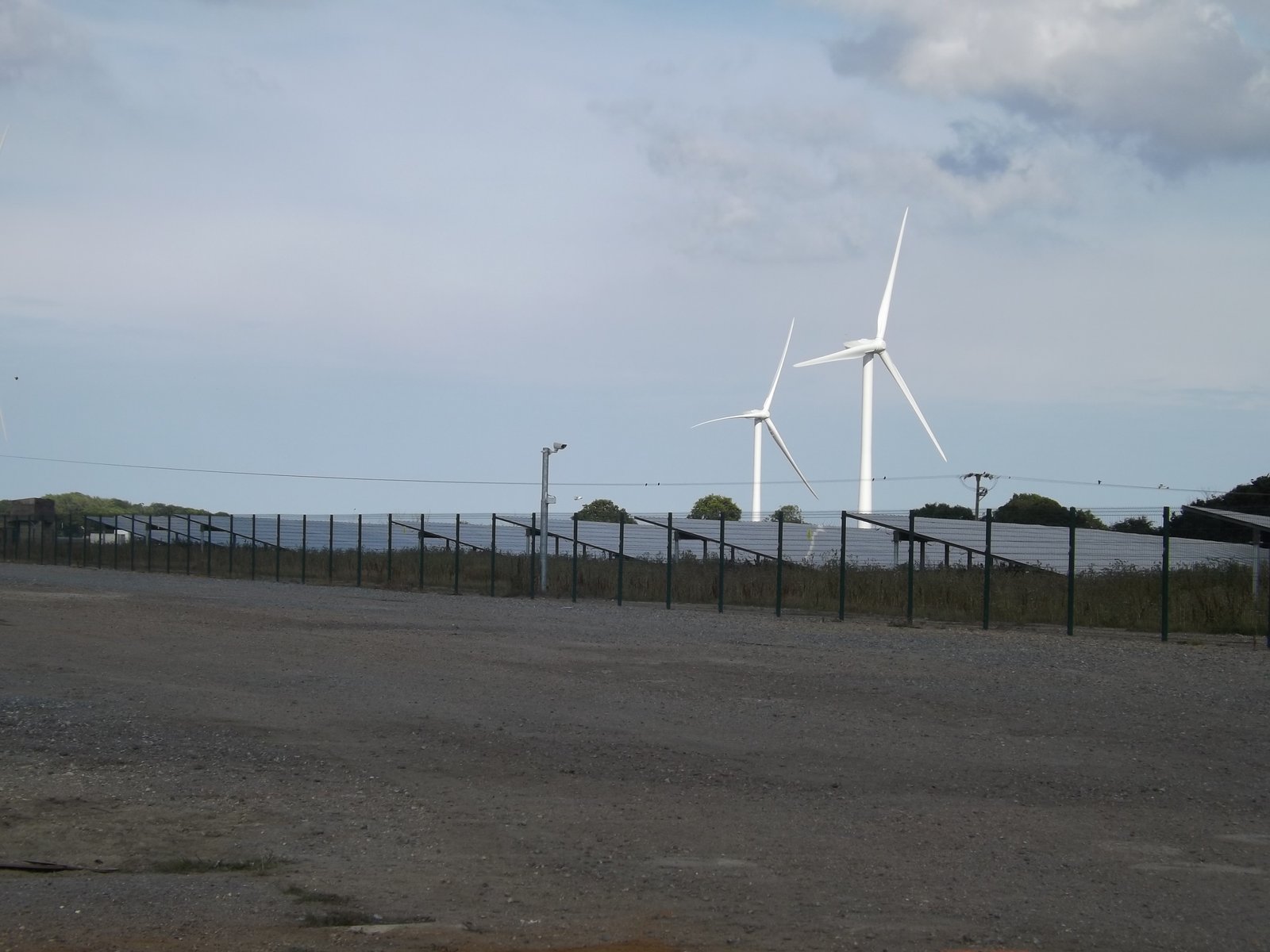 Aerogeneradores y paneles solares en una finca de energías renovables