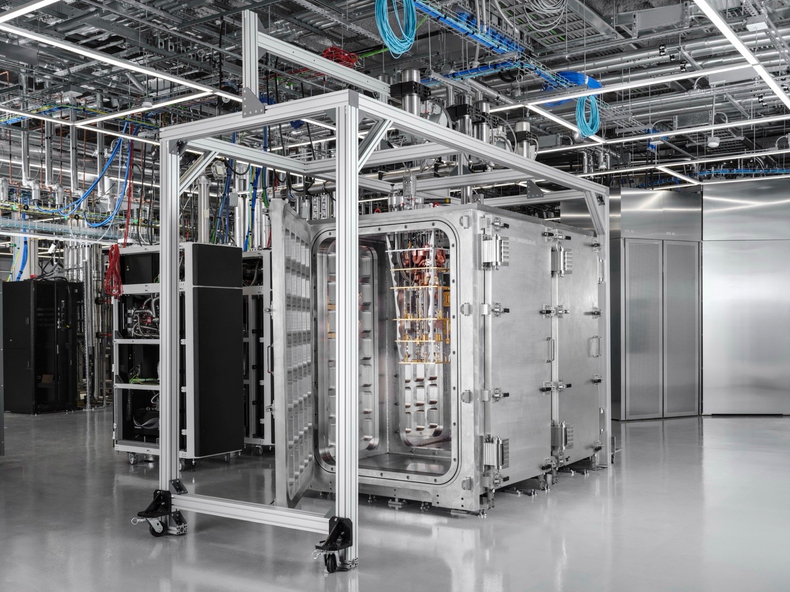 Segunda unidad del sistema criogénico modular de IBM dentro del laboratorio. Foto: IBM