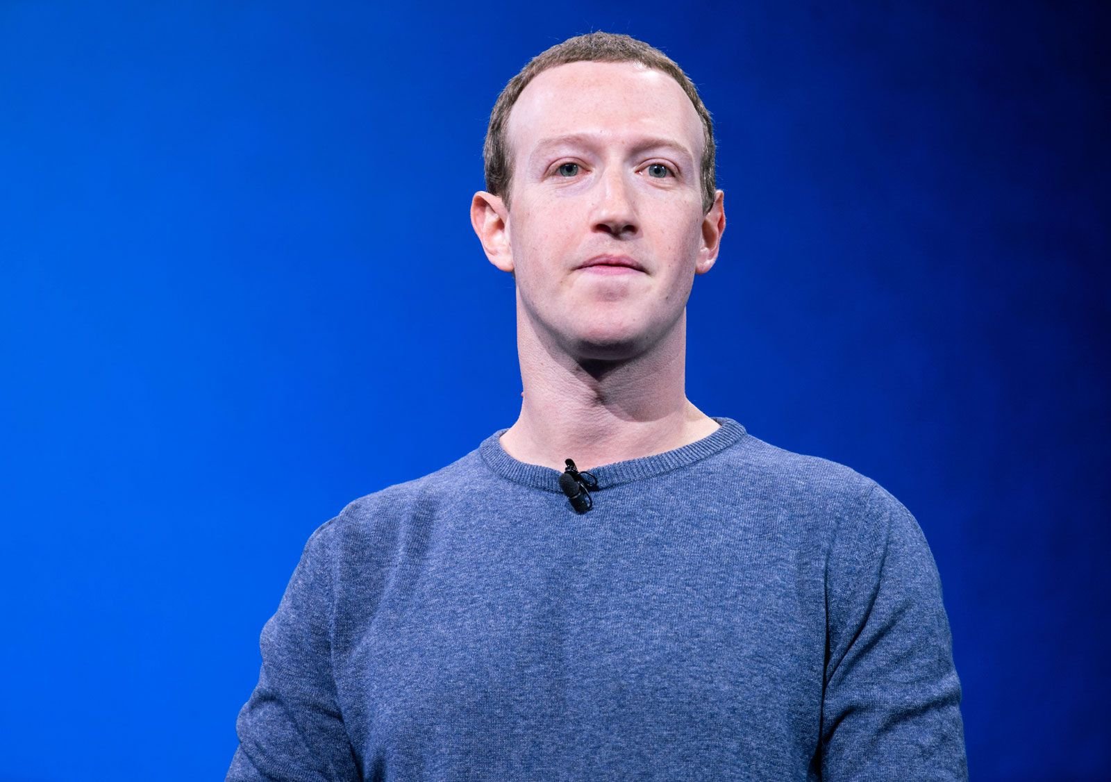 Mark Zuckerberg, fundador de Meta, presentando en un escenario