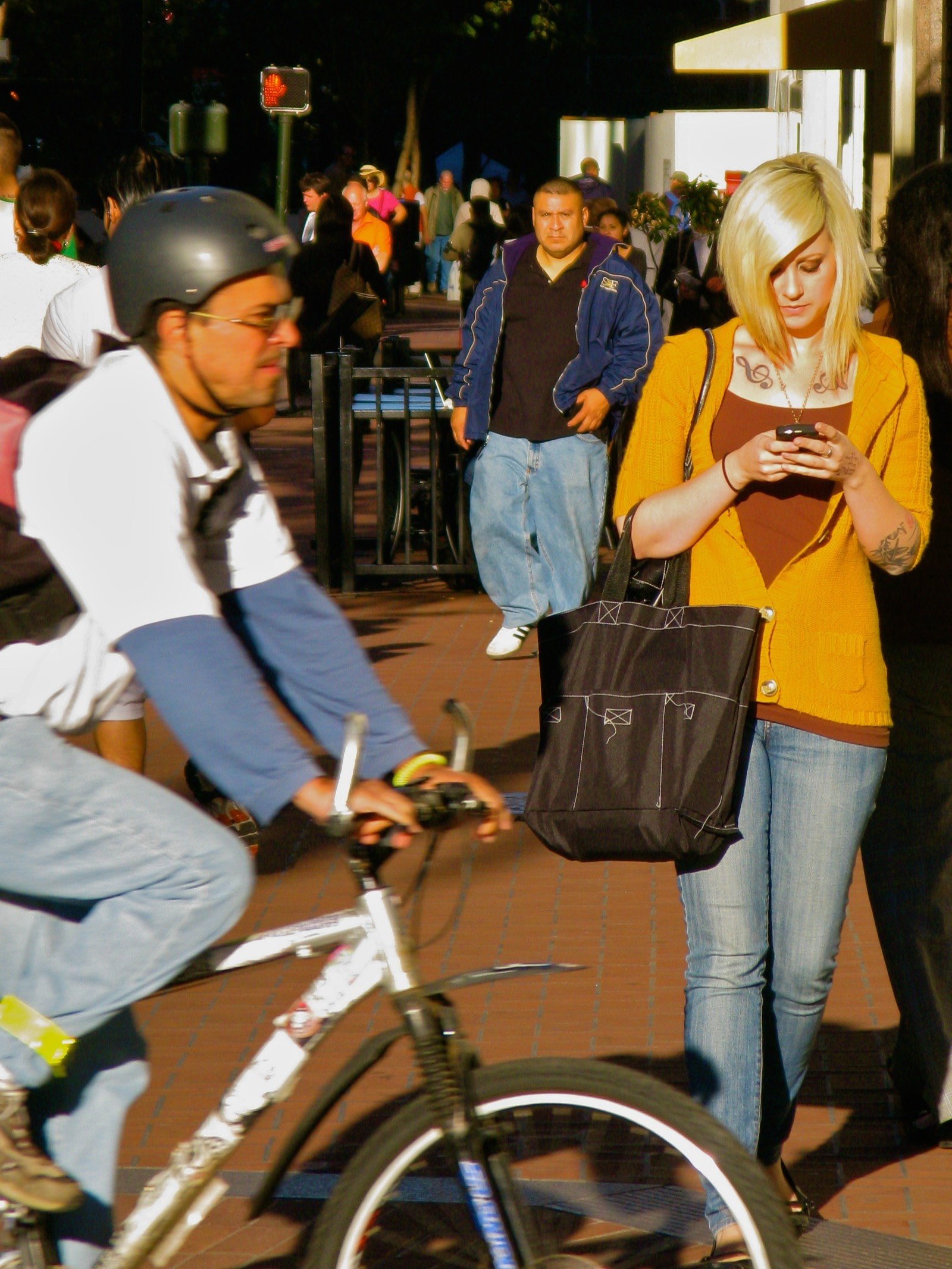 Persona consultando su teléfono en la calle