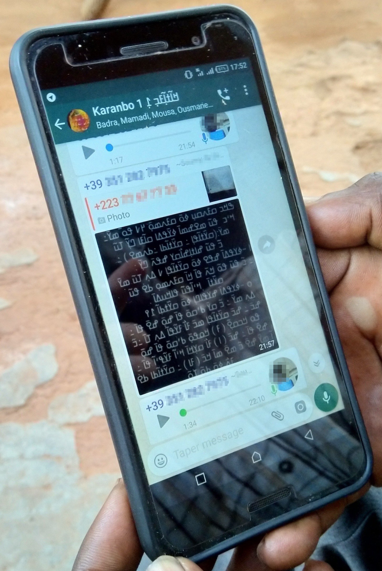 Teléfono en el que se sigue una clase online a través de WhatsApp