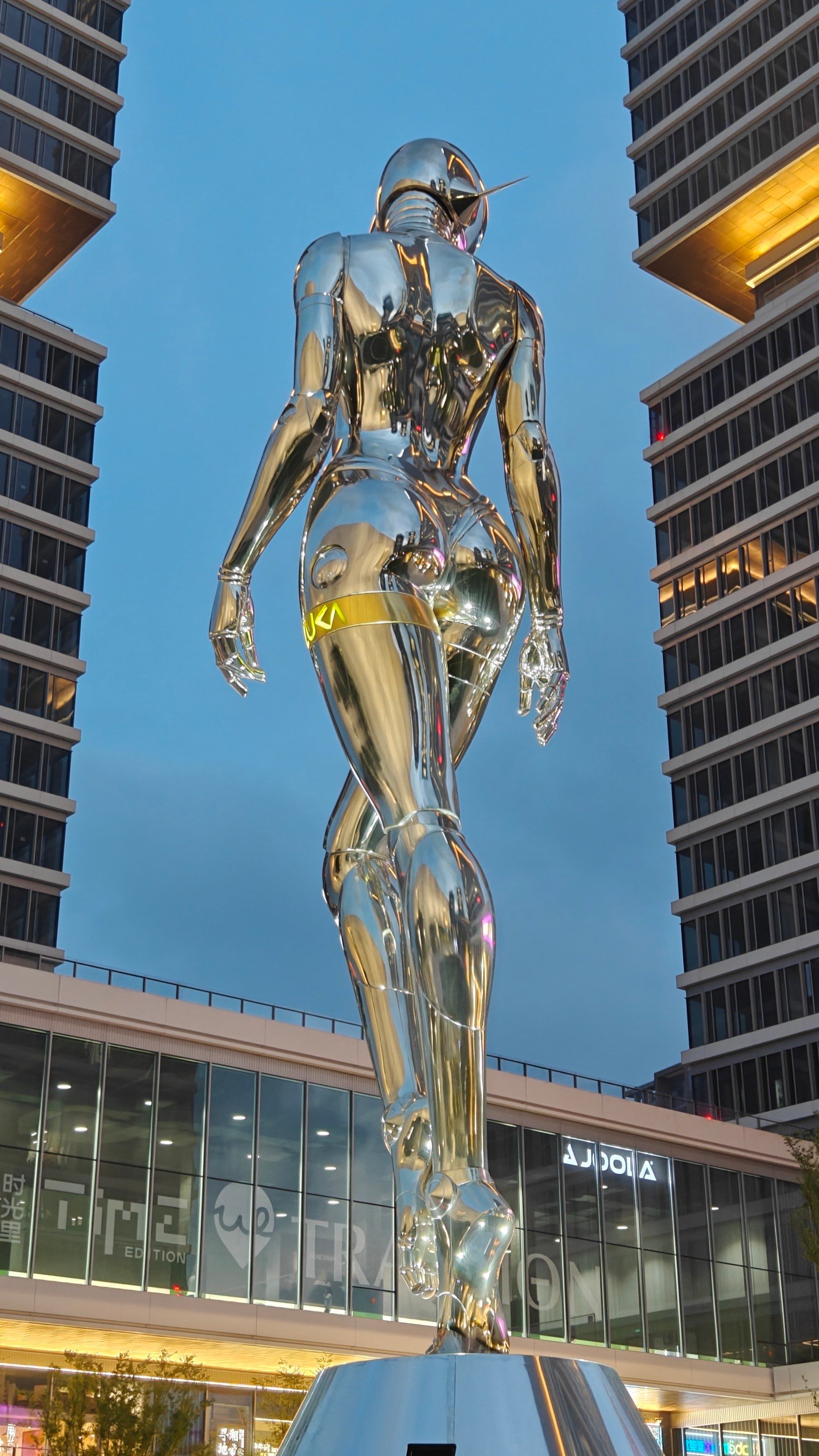 Un robot humanoide gigante paseando