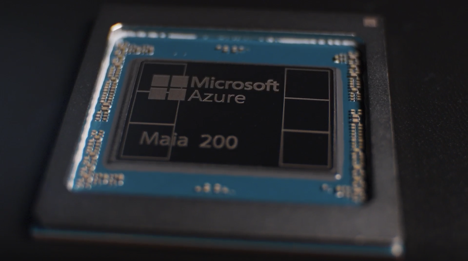 Acelerador Azure Maia 200, la generación anterior de la familia de chips de IA de Microsoft, como referencia de diseño.