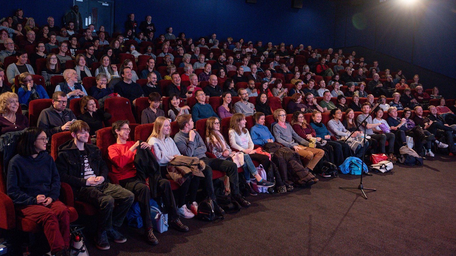 Auditorio de cine lleno de espectadores antes de una proyeccion, como el publico que ha llevado el re-estreno Avengers Endgame Encore a recaudar 126 millones de dolares en todo el mundo