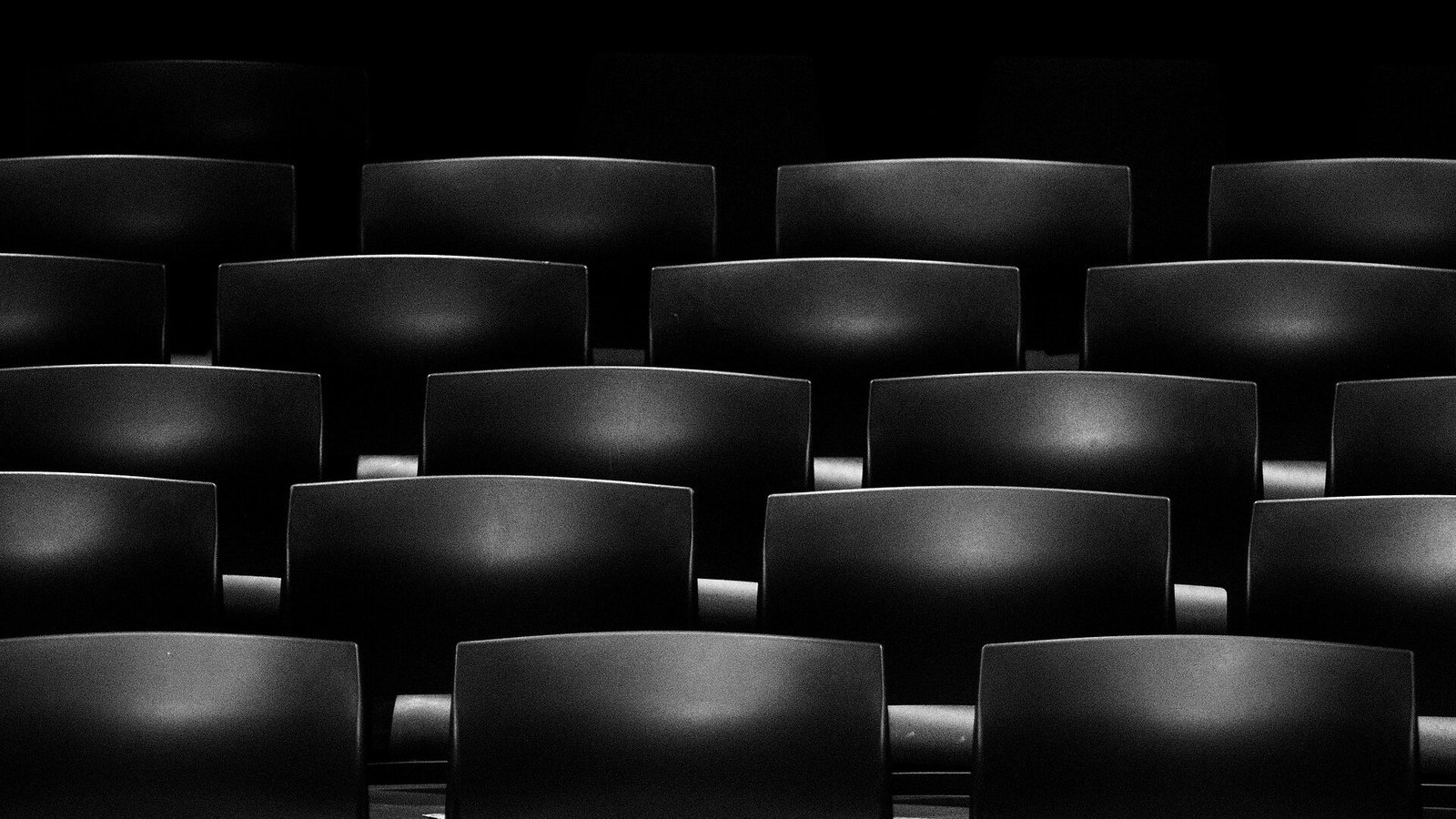 Butacas vacias de una sala de cine en penumbra, con las salas preparadas para el ultimo empujon de Endgame en la taquilla mundial rumbo a Avengers Doomsday