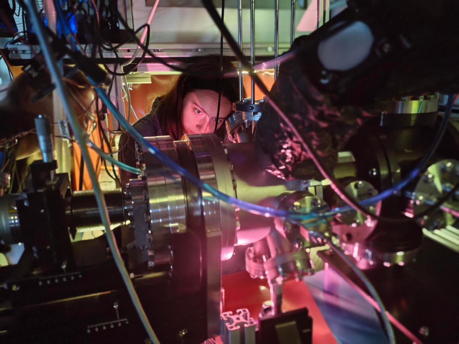 El equipo de laboratorios de la TU Wien trabajando con el láser para la transición de torio.