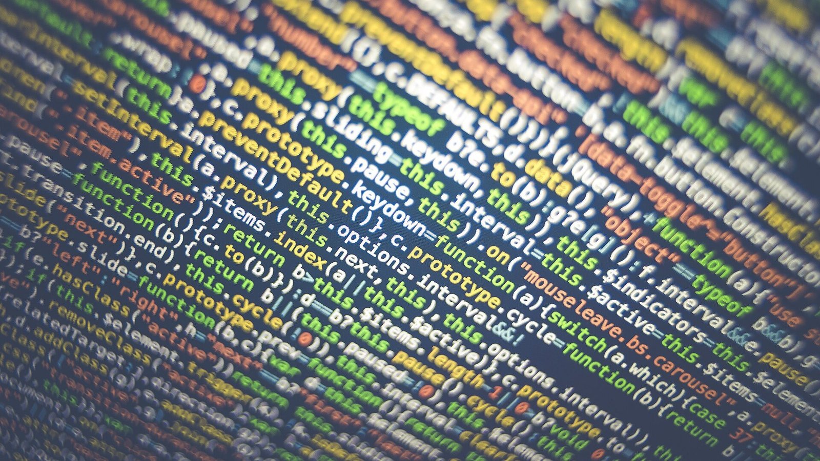Pantalla con líneas de código en color, como el acceso no autorizado al portal de empleo del FBI que ShinyHunters alega haber realizado