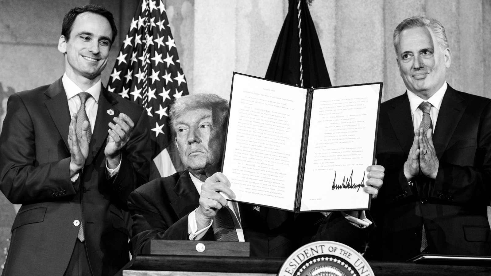 El presidente Trump firma órdenes ejecutivas durante la Cumbre de IA de la Casa Blanca en el Andrew W. Mellon Auditorium de Washington, en foto oficial en blanco y negro de la Casa Blanca