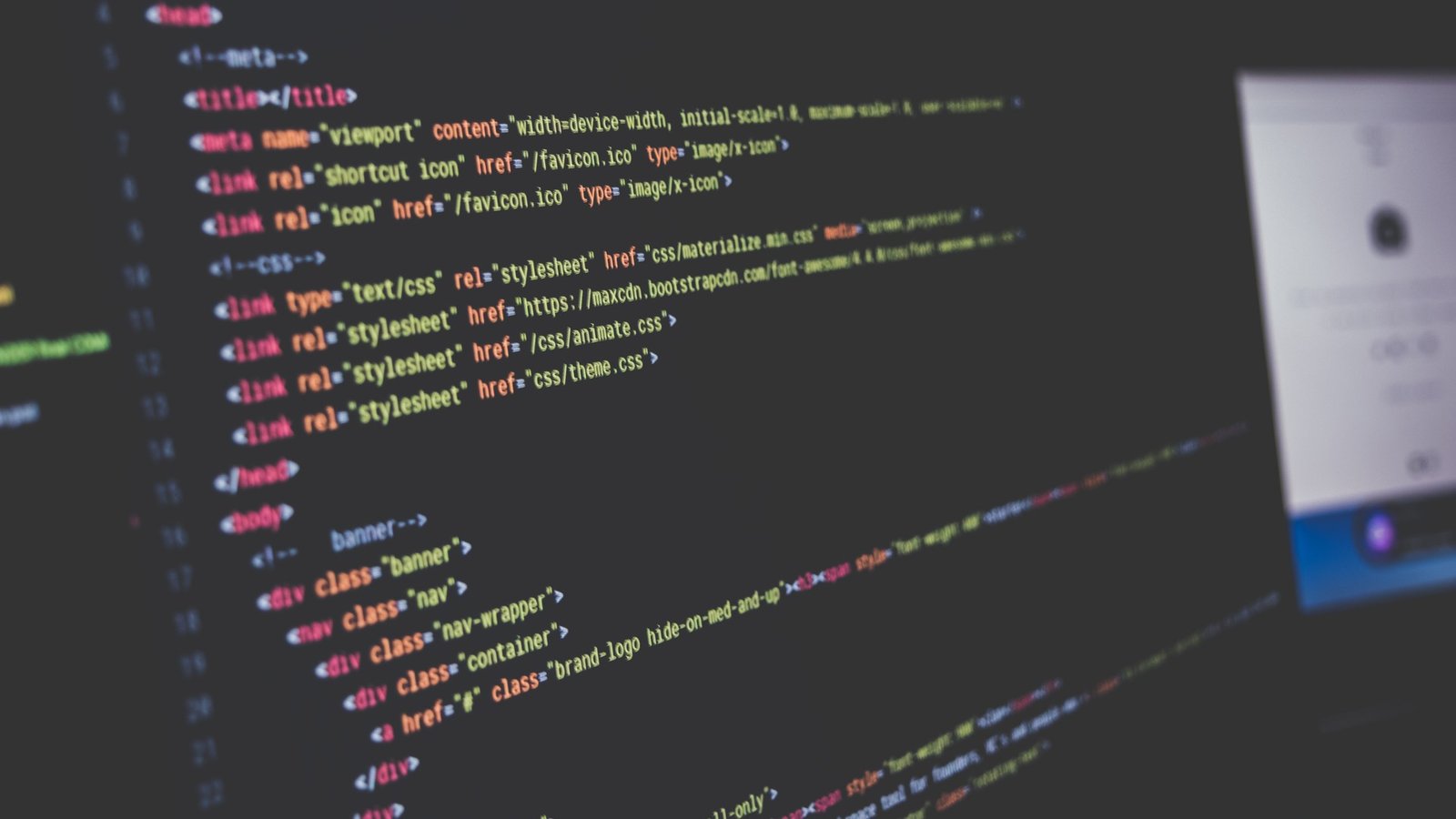 Código fuente en un editor sobre pantalla oscura, como el que ejecutan los sandboxes de agentes de IA dentro de microVMs aisladas