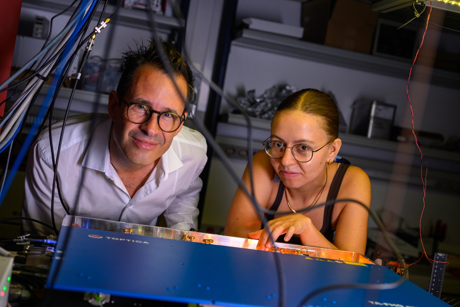 Fotografía grupal del equipo de investigación de la TU Wien y PTB Braunschweig tras el hito del reloj nuclear.