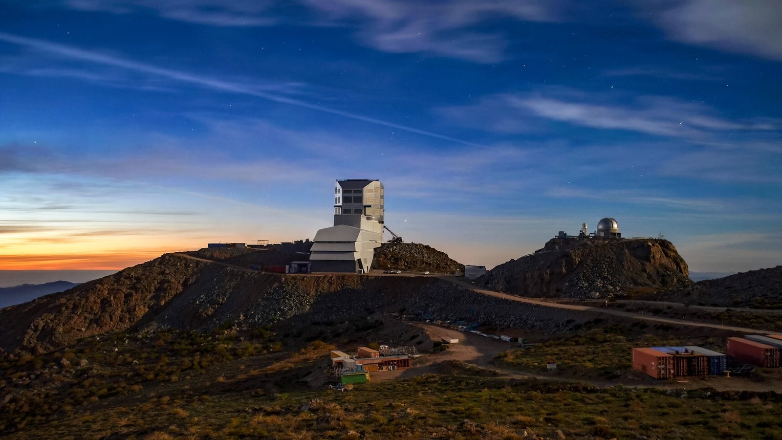 El Observatorio Vera C. Rubin al anochecer en el cerro Pachón, Chile, el telescopio terrestre que cartografía el cielo austral y encontró 2026 ED138