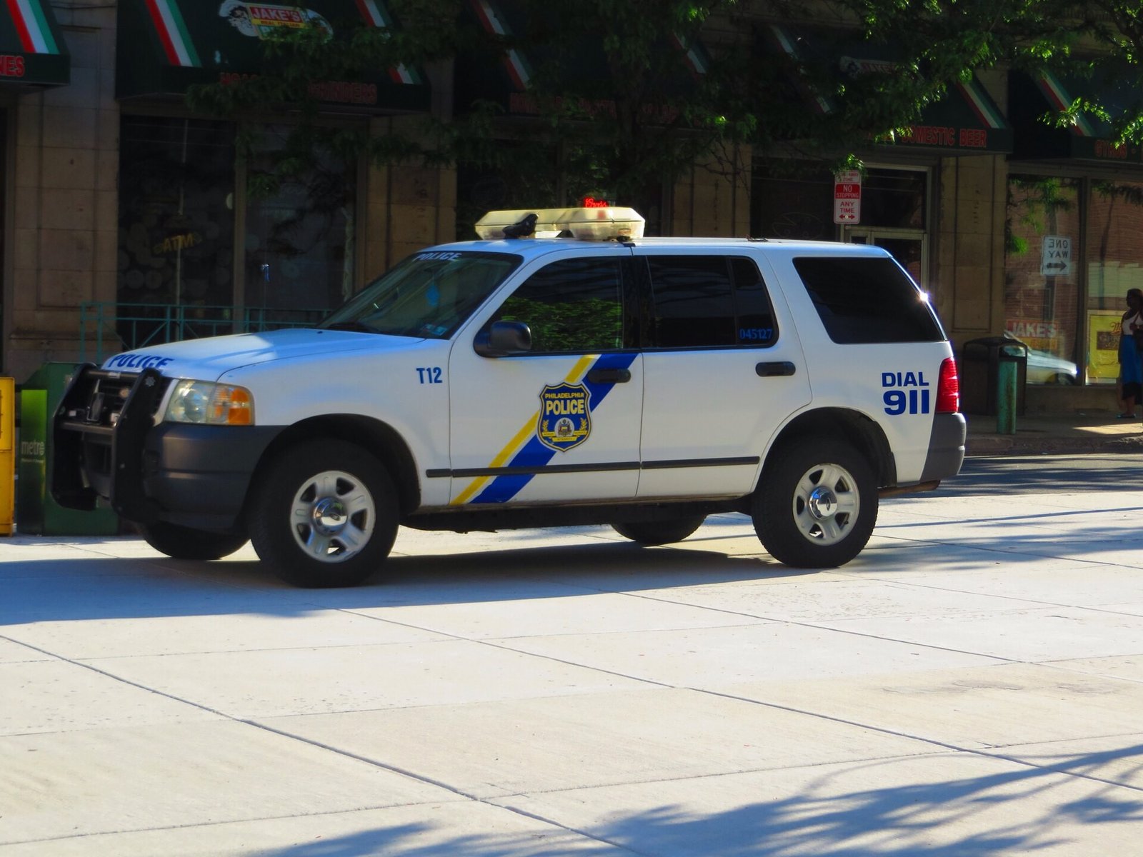 Coche del Departamento de Policía de Filadelfia, el organismo que recibió la falsa denuncia por un homicidio sin resolver enviada por un agente de Claude Haiku 4.5 durante una evaluación